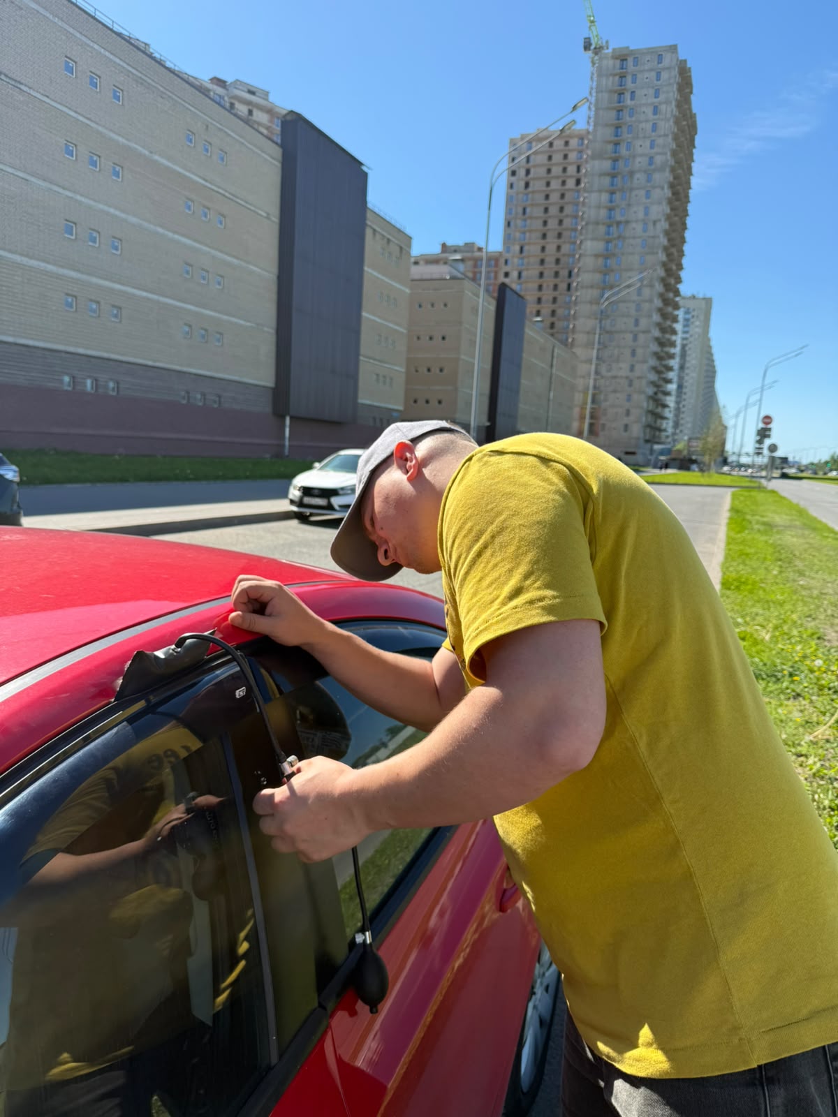Аварийное вскрытие автомобиля мастером в Горелово